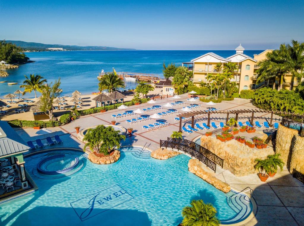 Jewel Paradise Cove Adult Beach Resort & Spa